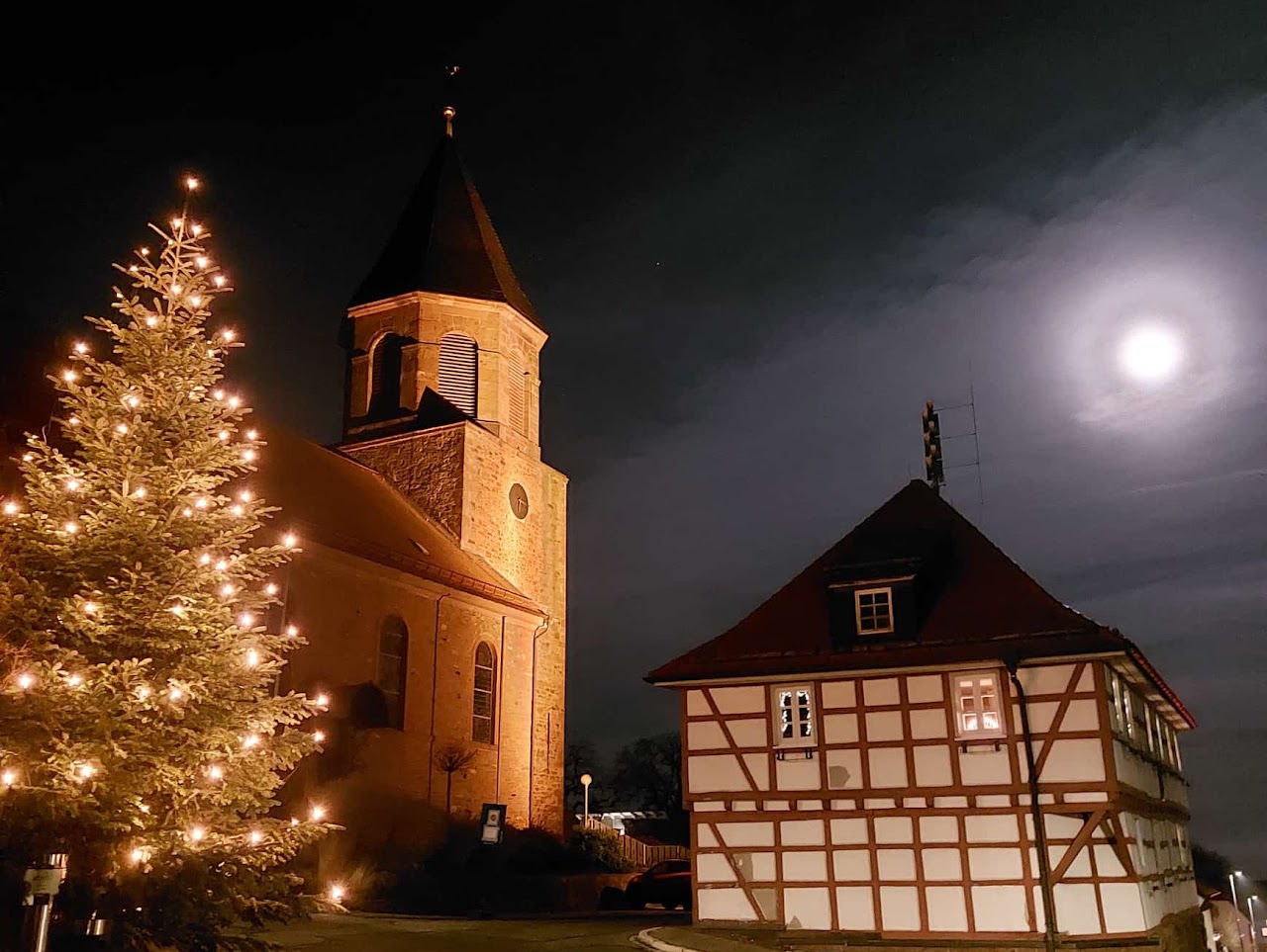 Kirche Völkersbach in der Adventszeit