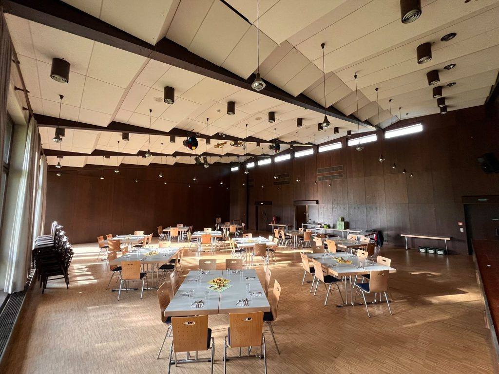 Mittagstisch Völkersbach: Eingedeckter großer Saal im Klosterhof