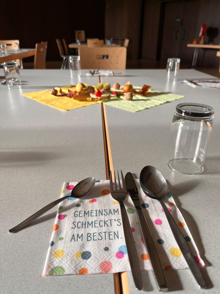 Mittagstisch Völkersbach: Gedeck „Gemeinsam schmeckt’s am besten“