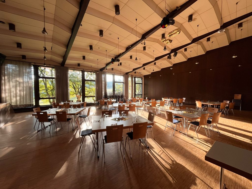 Mittagstisch Völkersbach: Großer Saal im Klosterhof in der Herbstsonne