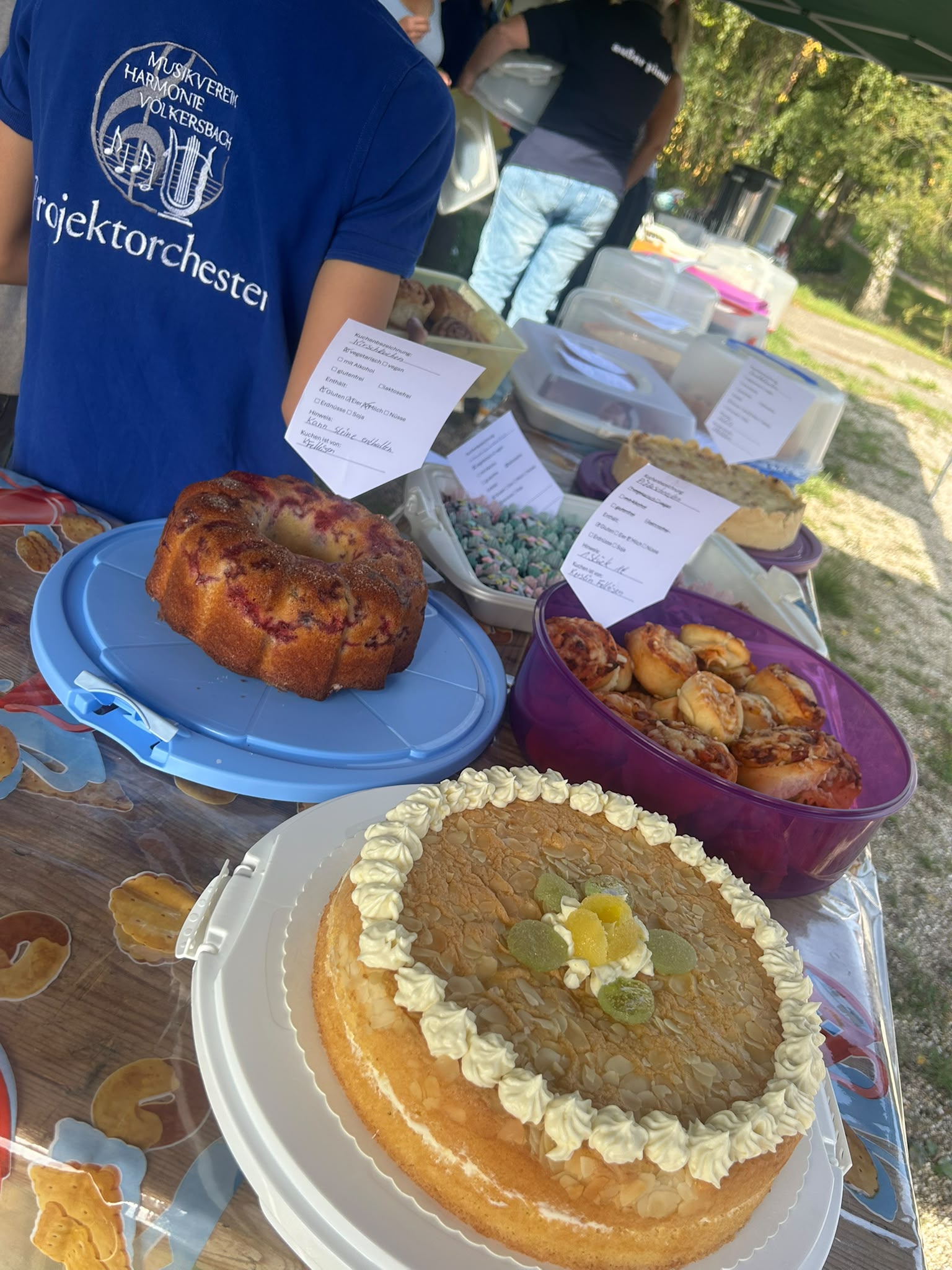 Kuchenbuffet mit selbstgebackenen Kuchen beim Kuchenverkauf des Jugendprojektorchesters 2.0 auf dem Festplatz Völkersbach